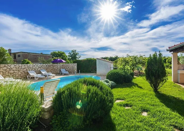 In Nin With Pool Near The *