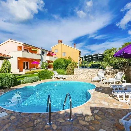 In Nin With Pool Near The