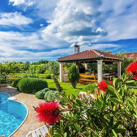 In Nin With Pool Near The דירה זאטון