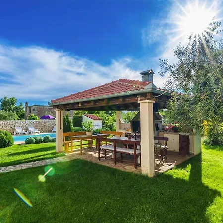 דירה In Nin With Pool Near The