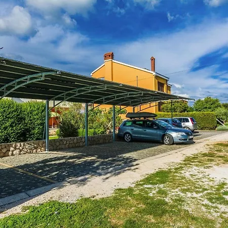 In Nin With Pool Near The דירה זאטון