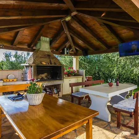 In Nin With Pool Near The זאטון