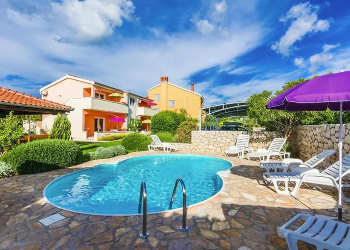 In Nin With Pool Near The