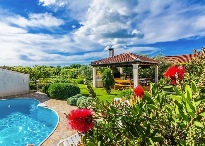 In Nin With Pool Near The דירה זאטון