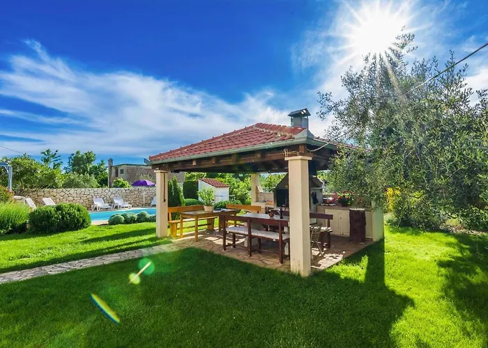 דירה In Nin With Pool Near The