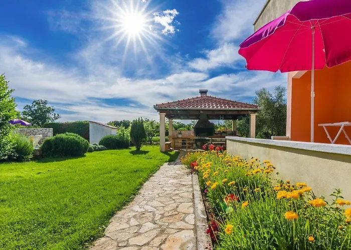 In Nin With Pool Near The