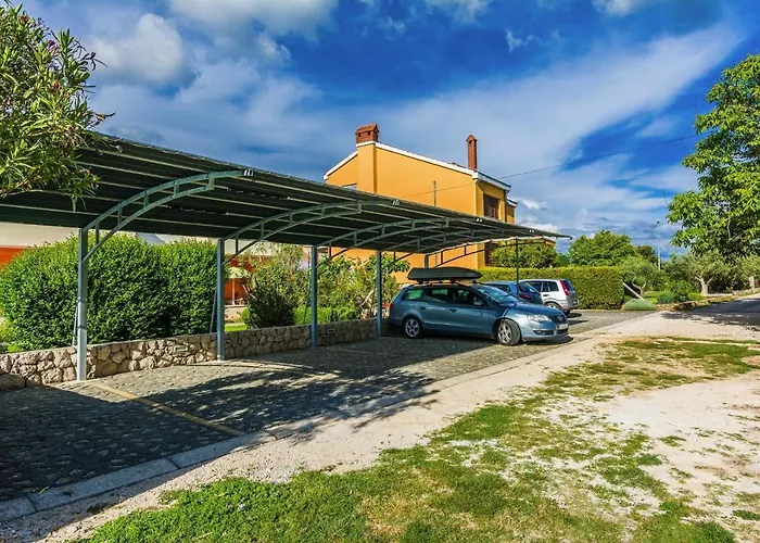 In Nin With Pool Near The דירה זאטון