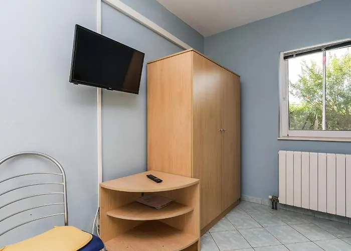 In Nin With Pool Near The * זאטון