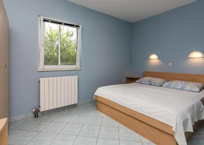 In Nin With Pool Near The *