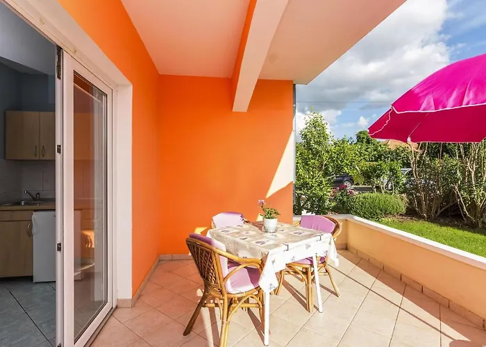 דירה In Nin With Pool Near The זאטון